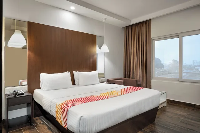 DLuxe Queen Room, Ginger Kochi Mg Road 1/3