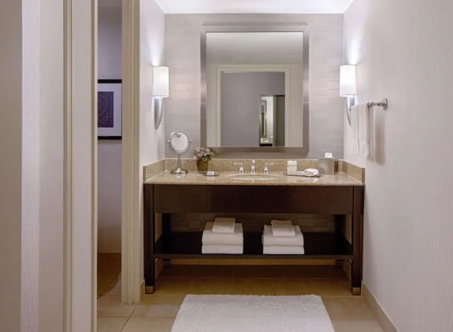 Room, King Bed, Deluxe Floor، DoubleTree by Hilton Hotel Houston - Greenway Plaza 1/1