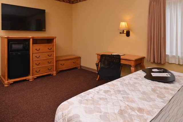 جناح بسرير كينج بجاكوزي، Country Hearth Inn & Suites Edwardsville St. Louis 3/5