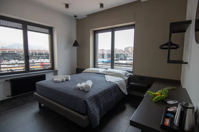 غرفة فاخرة ثلاثية بسرير كوين وسرير فردي بإطلالة على المدينة، Napoliurbansuite 4/5