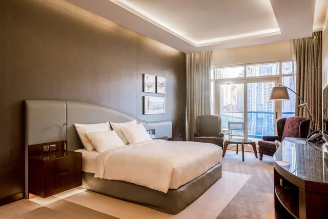 غرفة تنفيذية بسرير مزدوج مع دخول الصالة، Radisson Blu Hotel Dubai Waterfront 5/10