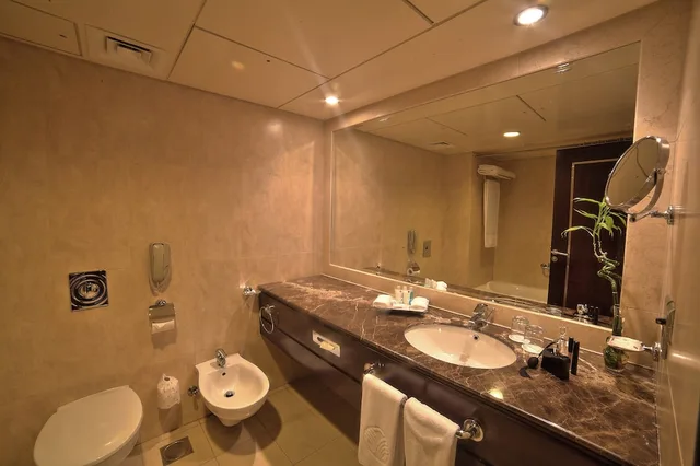 Family Suite, King and Twin Beds, Sea Front، Raouche Arjaan By Rotana Beirut 3/3