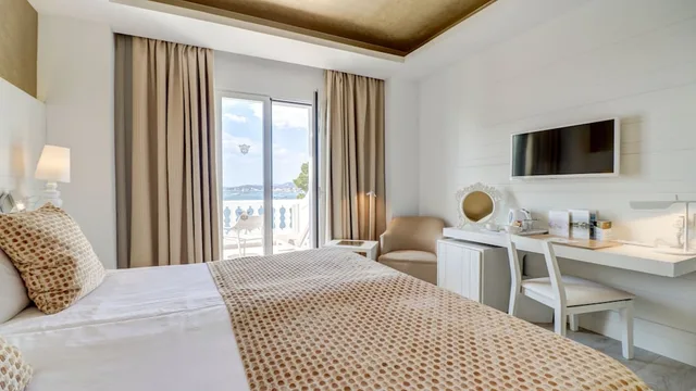 غرفة بسرير مزدوج بإطلالة على البحر بشرفة، Hotel Illa D Or And Illa D Or Club Apartments 2/4