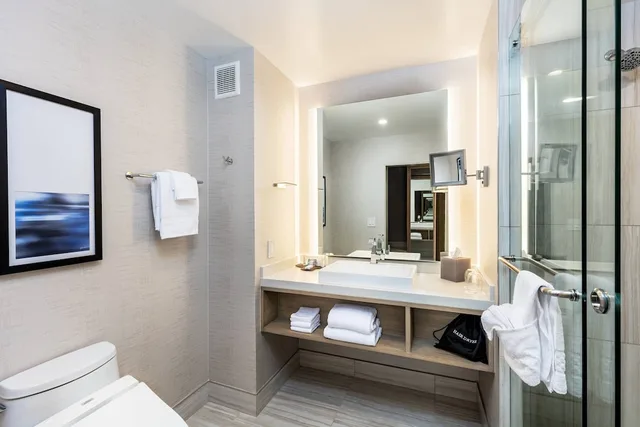 غرفة بسرير كينج مع أريكة، Courtyard By Marriott Los Angeles Monterey Park 2/2