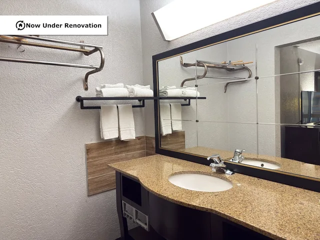 غرفة قياسية بسرير كينج، The Lodge Hotel Banquets St Louis Airport 9/10