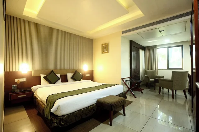 غرفة تنفيذية بسرير كينج، HOTEL GATEWAY GRANDEUR 1/2
