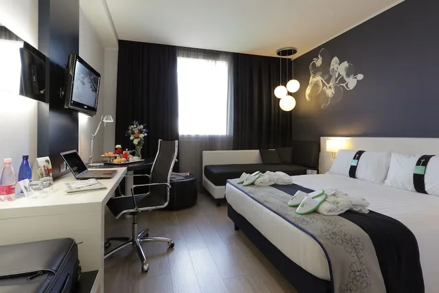 Premium, Bunk Bed, Queen Bed, Holiday Inn Milan Nord Zara 10/13