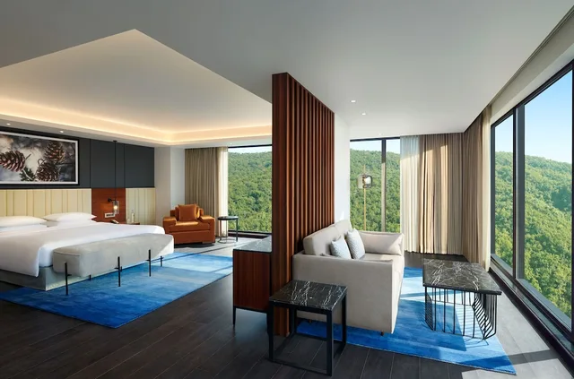 جناح تنفيذي بسرير كينج، Hyatt Regency Dehradun Resort And Spa 2/2