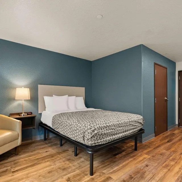 جناح بسرير كوين بحوض استحمام لذوي الإعاقة، WoodSpring Suites Port Orange - Daytona Beach 1/7