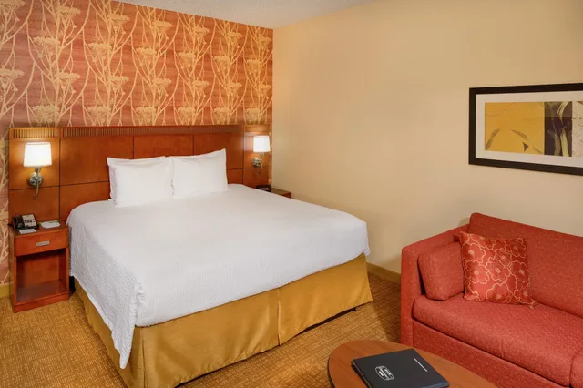 Room, King Bed, Sofa, Courtyard by Marriott St Louis Creve Coeur 4/6