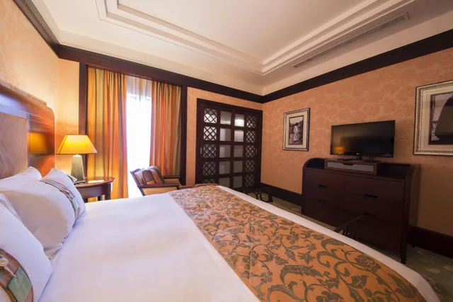 جناح بسرير كينج بإطلالة على المسبح بغرفة نوم واحدة مع دخول صالة النادي للمدخنين، Holiday Inn Kuwait 6/10