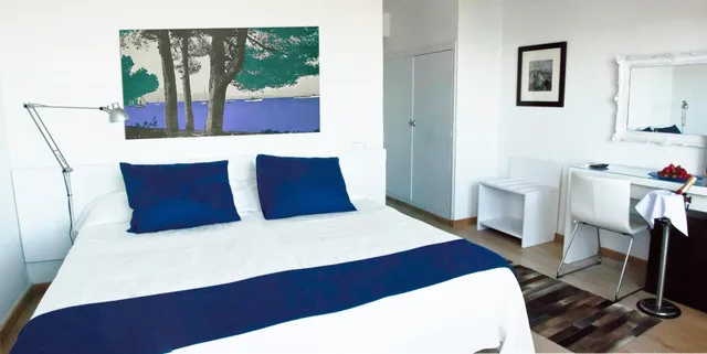 غرفة بسريرين منفصلين بإطلالة على البحر بشرفة، Capri Hotel 3/6