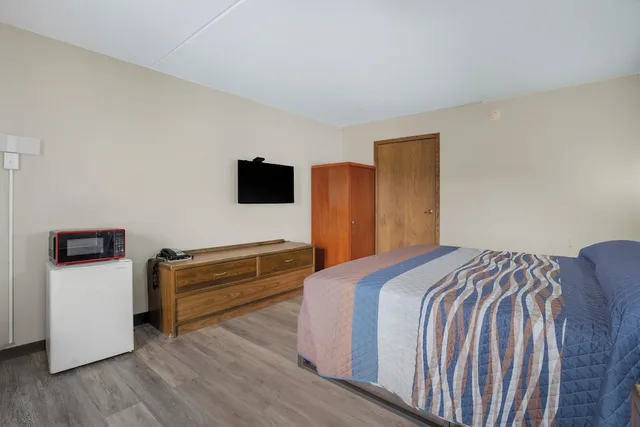 غرفة بسرير كينج لذوي الإعاقة لغير المدخنين، Devils Lake Inn By OYO Near Devils Lake Regional Airport 4/10