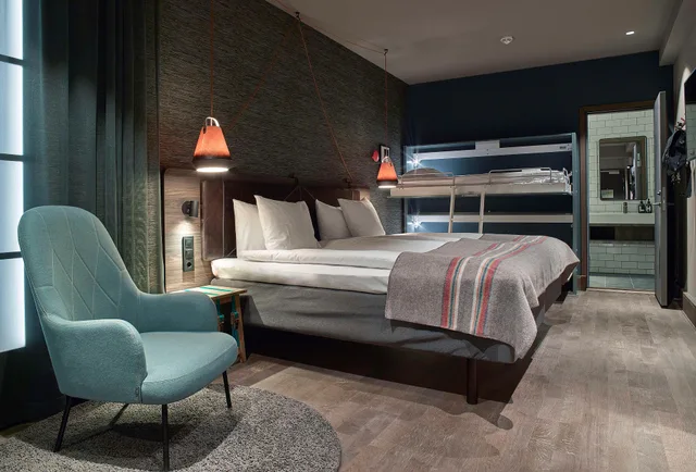 Room, Single, King Bed, No Window، Downtown Camper By Scandic 1/4