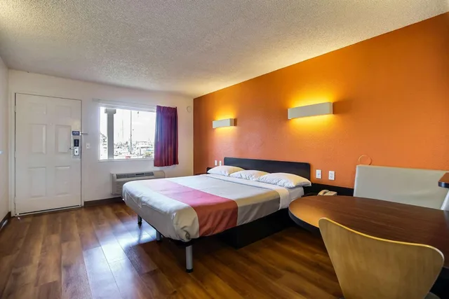 Deluxe, Motel6 Oakland, CA - Embarcadero 7/10