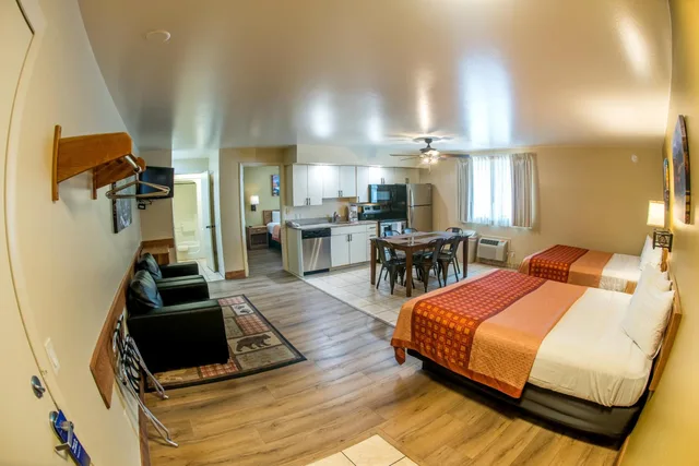 غرفة بسريرين كوين بمطبخ، Glenwood Springs Cedar Lodge 4/7