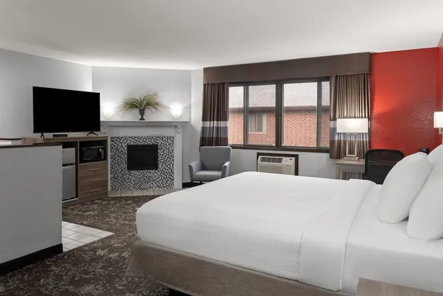 جناح ديلوكس بسرير كينج، Ramada by Wyndham Cedar Rapids South 1/3