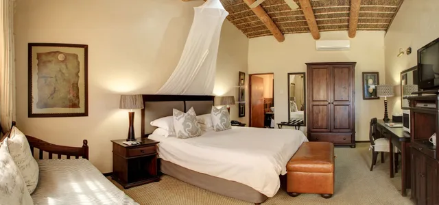 Family, Lodge, King Bed, 2 Sofa, Garden Route Game Lodge 2/7