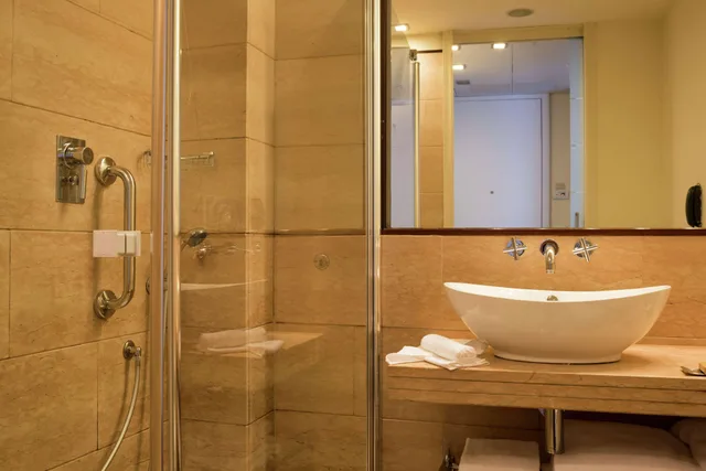 غرفة ديلوكس بسرير مزدوج بإطلالة على المدينة، DoubleTree by Hilton Florence Metropole 2/2