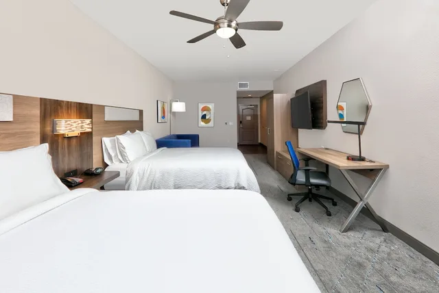 Specialty, King Bed، Holiday Inn Express Amp Suites North Dallas At Preston 2/7