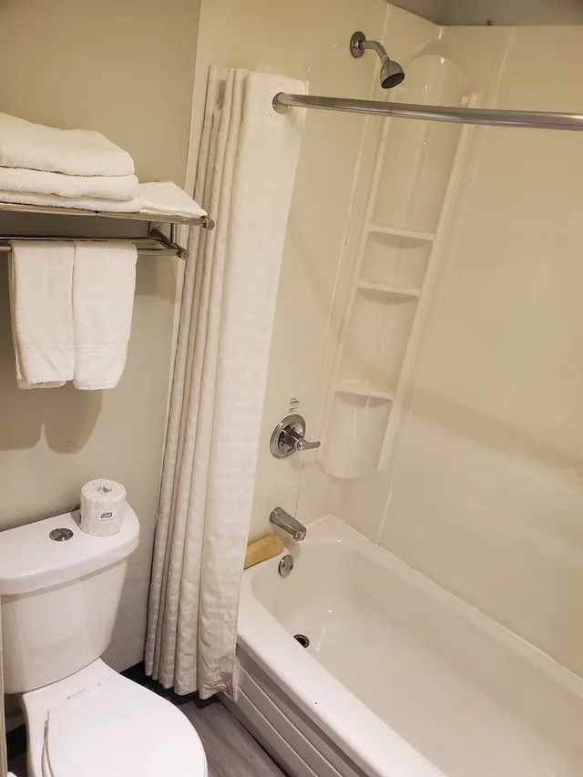 غرفة قياسية بسريرين كوين، Alpine Inn Abbotsford 3/3