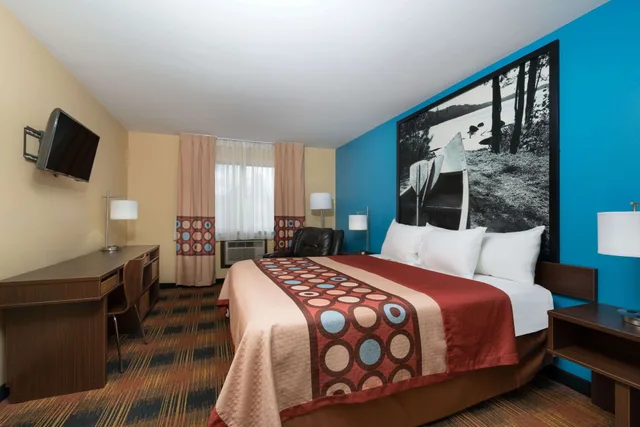 غرفة بسرير كينج، Super 8 By Wyndham Rochester Mayo Clinic Area 1/4