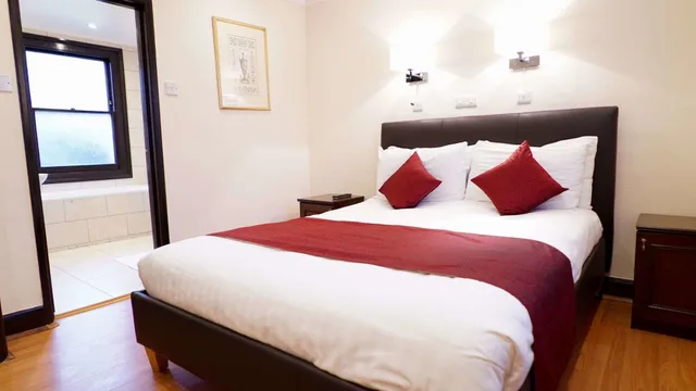 Superior, Queen Bed, La Gaffe 2/10