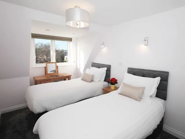 شقة بسرير كينج وسريرين منفصلين بحمام خاص، Austen's Luxury Apartments 5/10