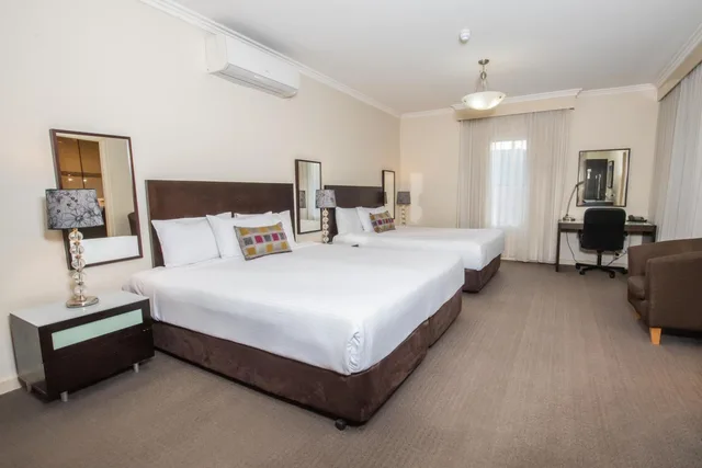 غرفة ديلوكس بسريرين منفصلين وسرير كينج وسرير كوين، Best Western Plus Hovell Tree Inn 1/5