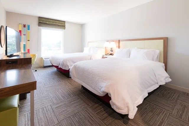 غرفة بسريرين كوين بحوض استحمام لذوي الإعاقة، Hampton Inn & Suites Fayetteville 5/10