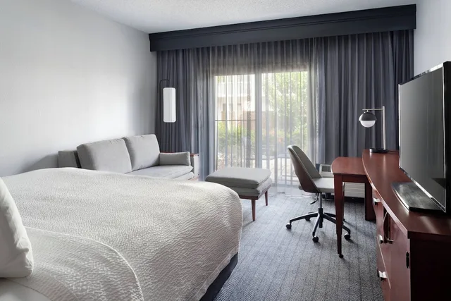 غرفة بسرير كينج لذوي الإعاقة، Courtyard by Marriott West Palm Beach 1/4