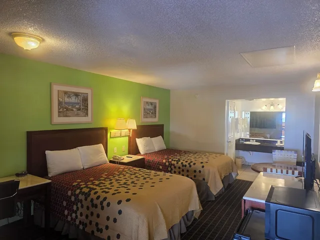 Standard, 2 Double Beds, Rodeway Inn Apopka 5/6