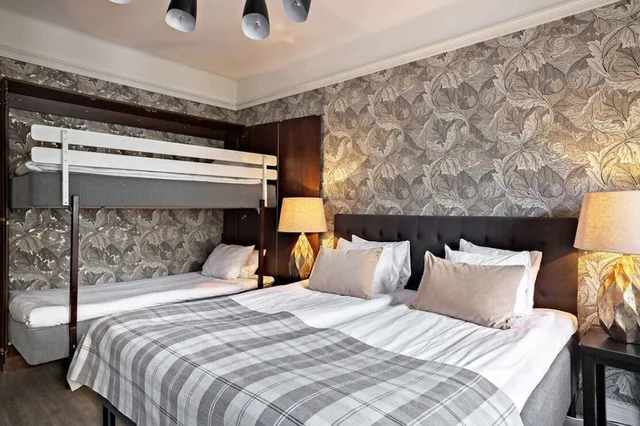 غرفة رباعية بسرير كينج وسرير بطابقين، Centric Hotel 2/9