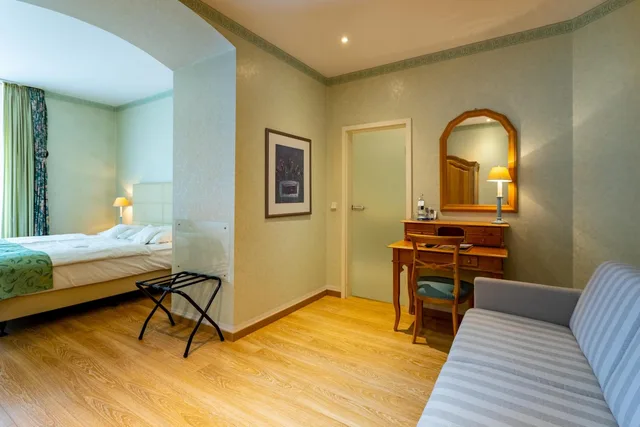 جناح جونيور، Hotel Am Muhlenteich Schwelm 6/10