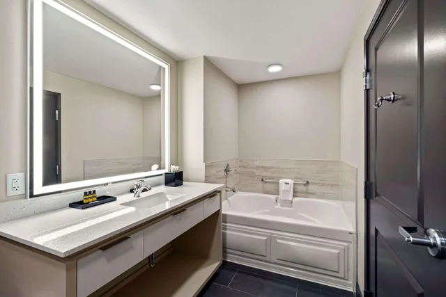 Suite, King Bed, Sofa, Living Area, Jetted Tub, Kitchen, Best Western Plus Executive Residency Fillmore Inn 4/4