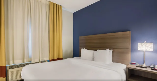غرفة بسرير كينج لذوي الإعاقة، MainStay Suites Joliet I-55 1/3