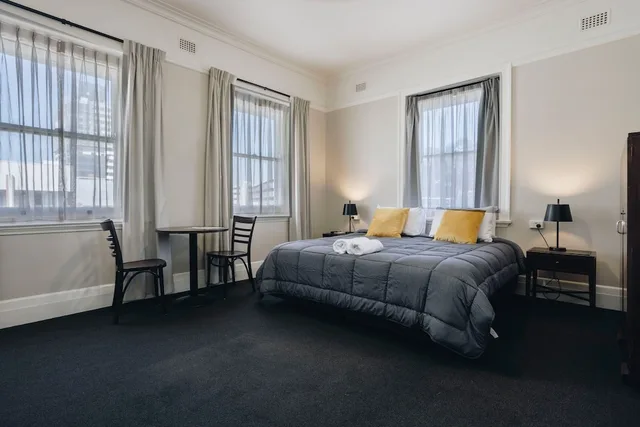 غرفة ديلوكس بسرير كينج بحمام مشترك، HOTEL GOSFORD 3/4