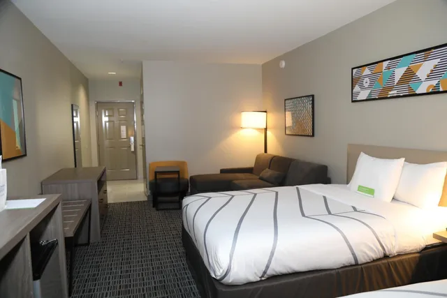 غرفة ديلوكس بسريرين مزدوجين مع أريكة، La Quinta Inn and Suites by Wyndham Montgomery 4/10