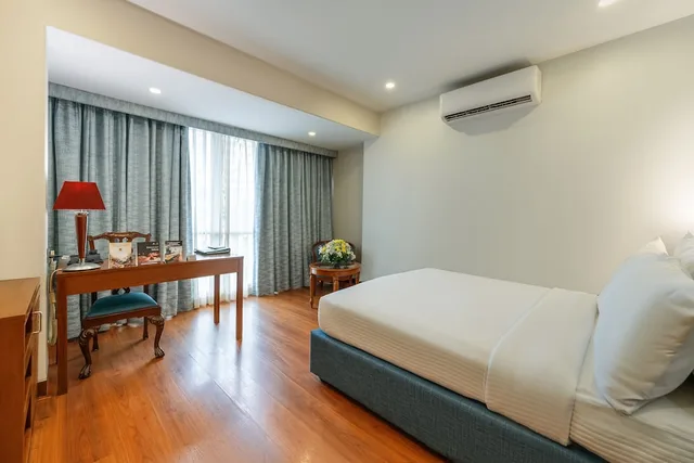 Comfort, King Bed, The Shalimar 1/10