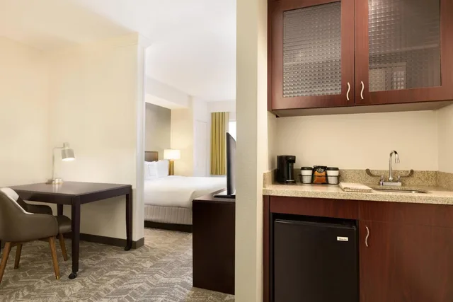 جناح بسرير كينج مع سرير سحّاب إضافي مع أريكة لذوي الإعاقة، SPRINGHILL SUITES BY MARRIOTT WEST PALM BEACH I-95 6/6