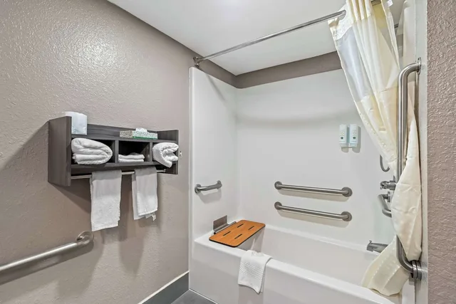 غرفة بسرير كينج لذوي الإعاقة، Quality Inn & Suites Biloxi - Ocean Springs 6/6