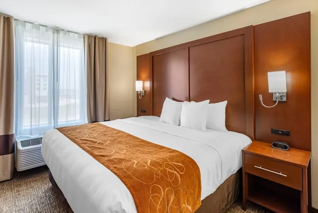 جناح بسرير كينج مع أريكة، Comfort Suites Midland West 1/3