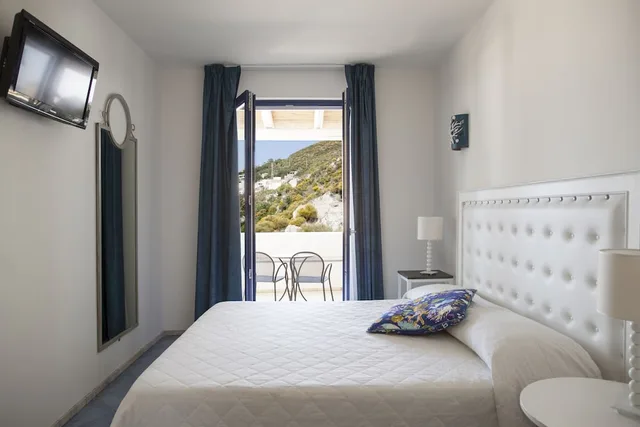 غرفة كلاسيكية بسريرين منفصلين بإطلالة جزئية على البحر، Hotel Cutimare 3/4