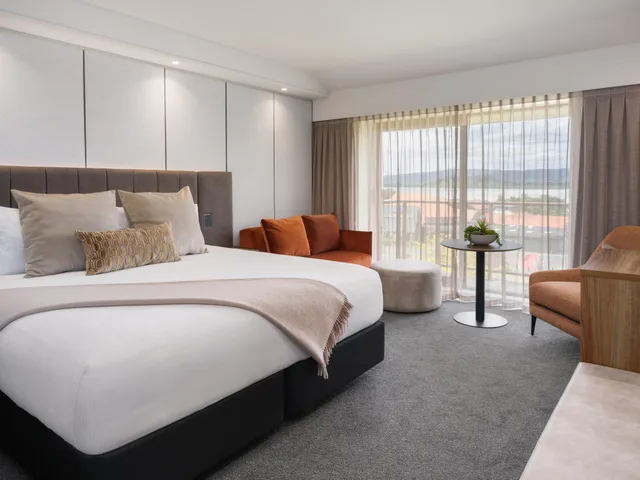 Room, King Bed, Lake View, Millennium Hotel Rotorua 1/6