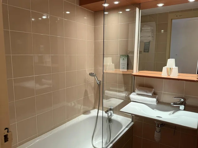 غرفة قياسية بسرير مزدوج وسرير فردي، Hotel Kyriad Rennes Nord 6/10