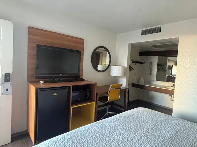 غرفة بسرير كينج، Days Inn & Suites By Wyndham Needles 5/6