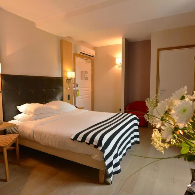 Superior, Double Bed, HOTEL DE LA CÔTE D’OR 6/10