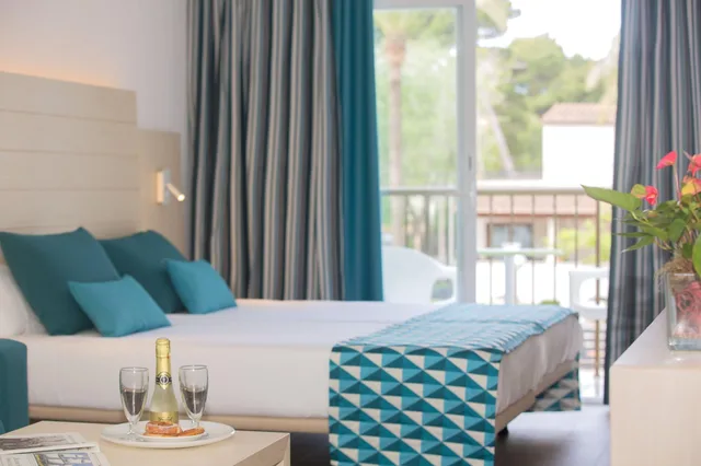جناح جونيور بشرفة، Hotel Luxor 2/6