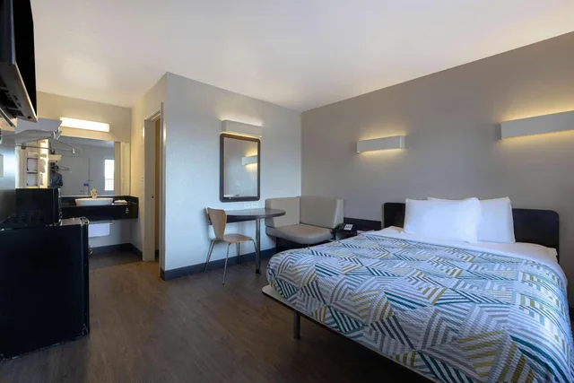 1 Full Bed ADA/Tub/Micfridge، Motel6 San Antonio, TX - West SeaWorld 3/10