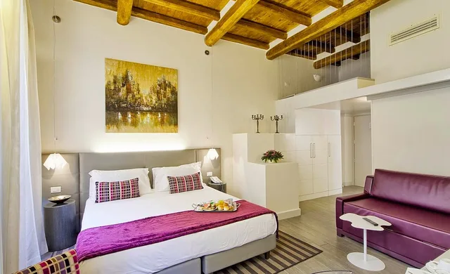 غرفة قياسية رباعية، Trevi Palace Luxury Inn 1/2